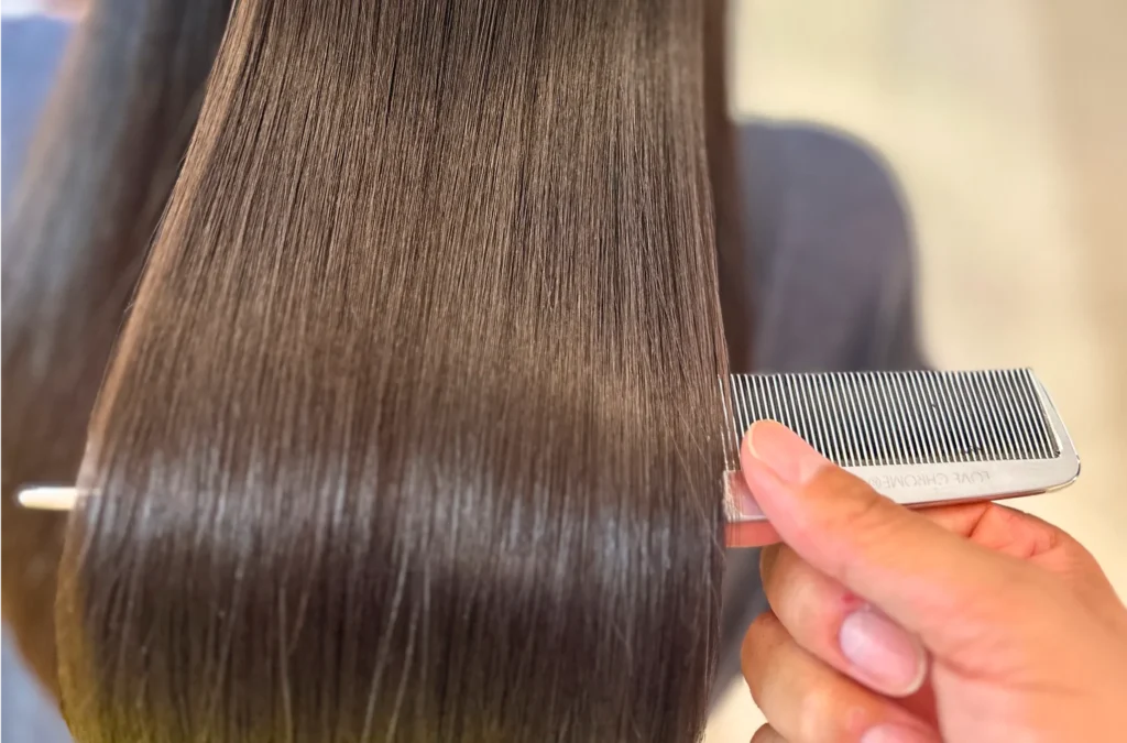 丁寧な施術で髪一本一本まで美しく整えられた、自然な艶のあるロングヘア